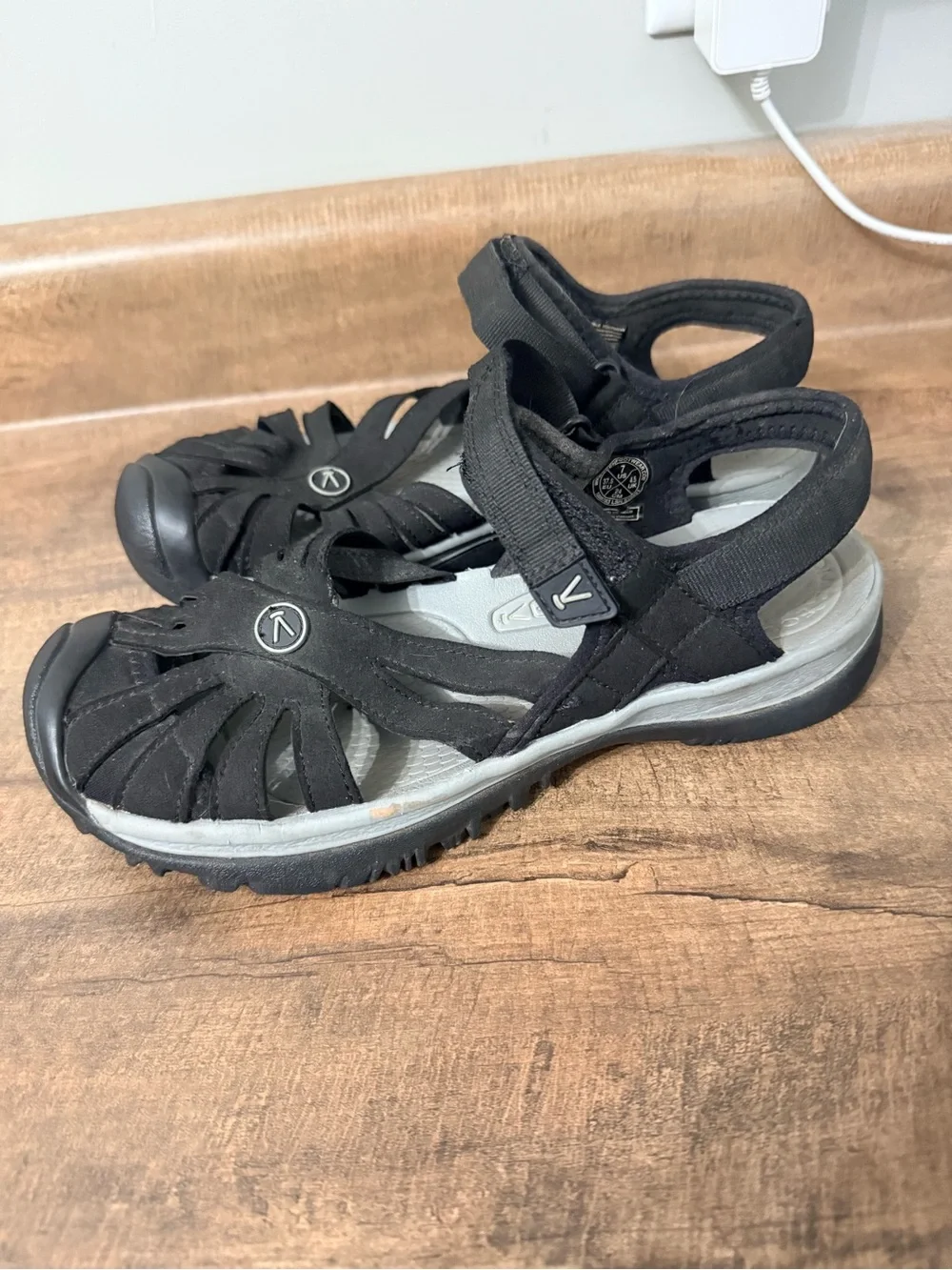KEEN Whisper Women’s Black Closed Toe Sport Sandals Size 7